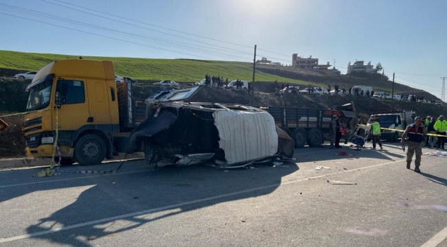 Hatay'da yolcu servisi park halindeki tıra çarptı: 6 ölü, 8 yaralı