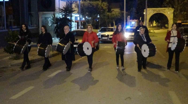 Mersin'de kadın davulcular vatandaşları manilerle sahura uyandırdı