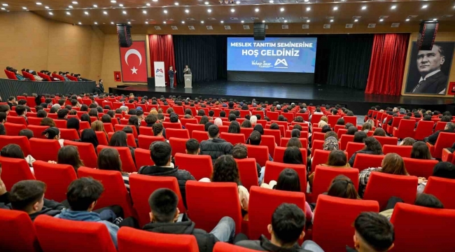 Mersin'de YKS'ye hazırlanan öğrencilere meslek tanıtım semineri düzenlendi